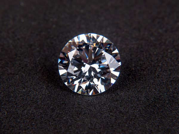 Biżuteria z diamentami – co poleca wytwórca biżuterii z diamentami?